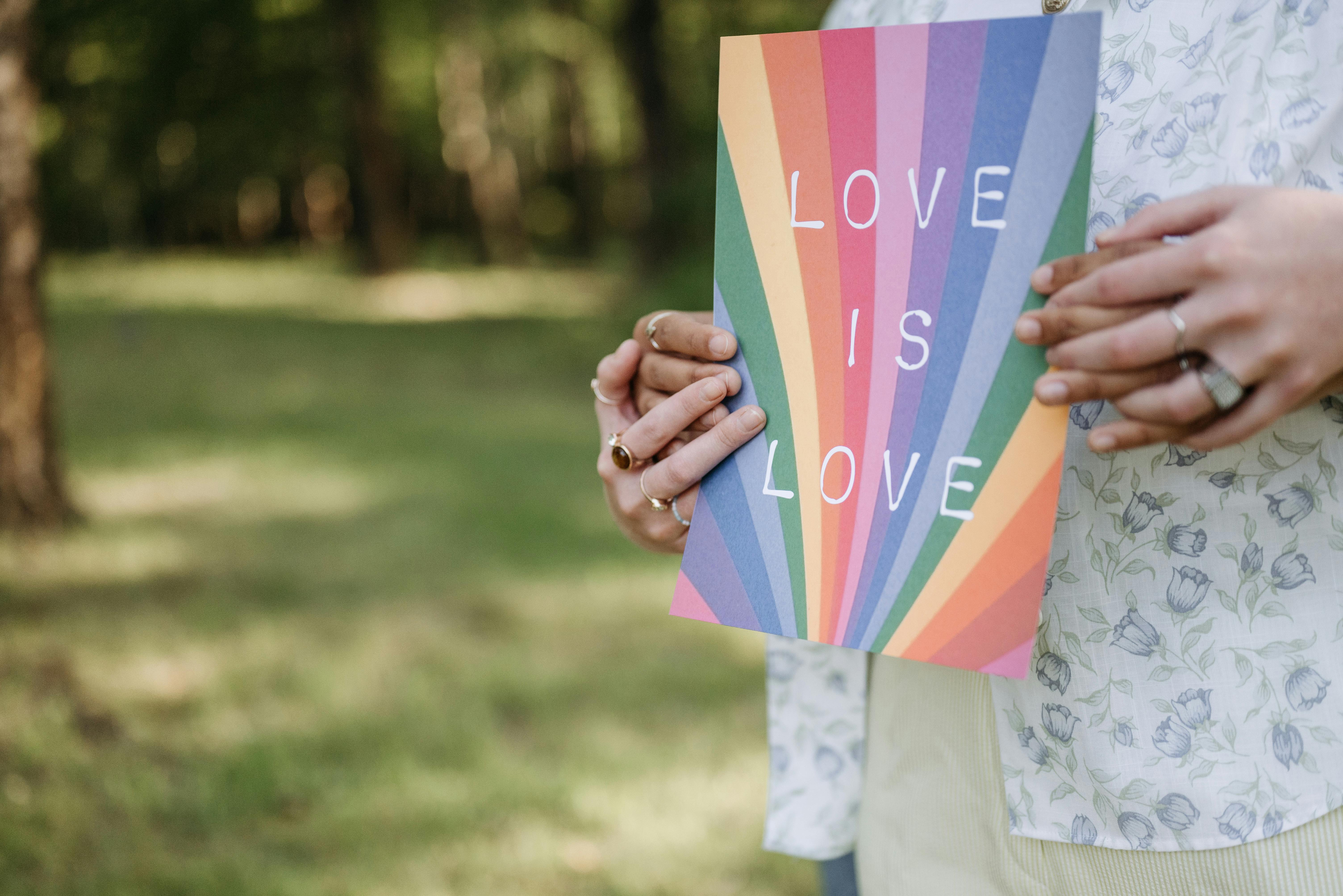 Stigmatizarea și puterea rezilienței în comunitatea LGBTQ+: un spațiu de sprijin și autenticitate